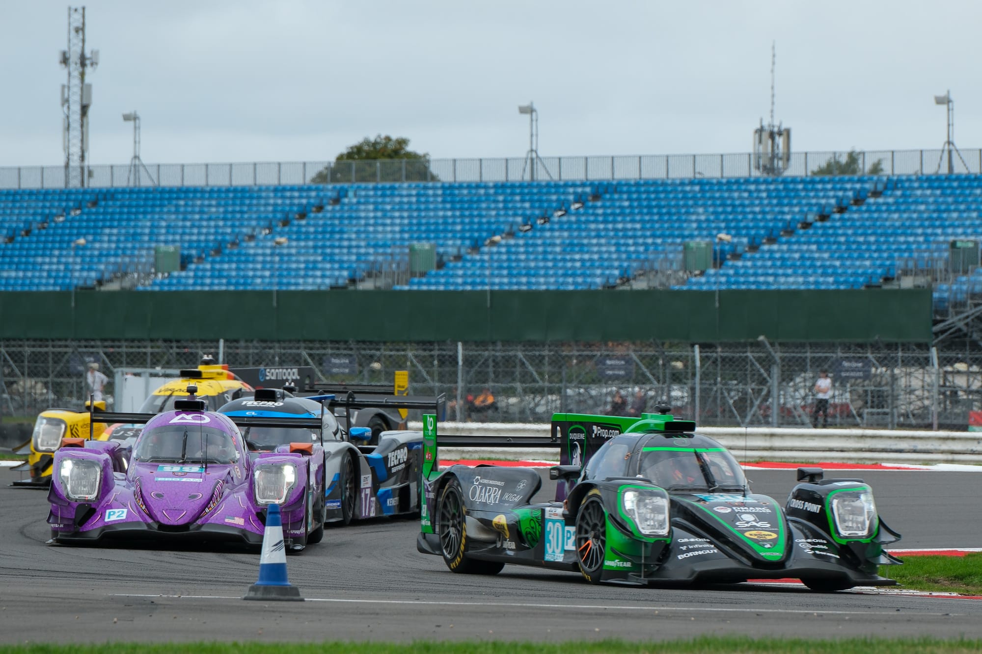 LMP2 prototypes racing in a pack at Silverstone in the opening half hour